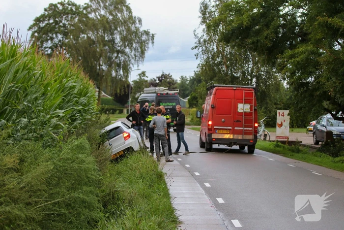 Auto vliegt uit de bocht en belandt in sloot