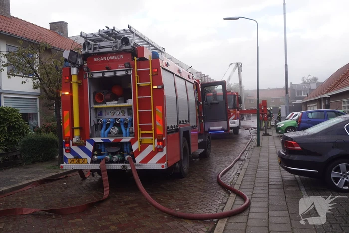 Grote rookwolken komen uit leegstaand kantoorpand