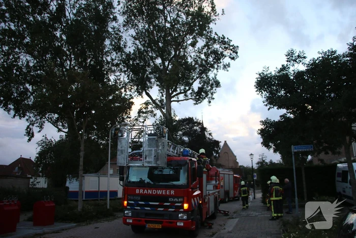 Met hoogwerker levensgevaarlijke takken verwijderd