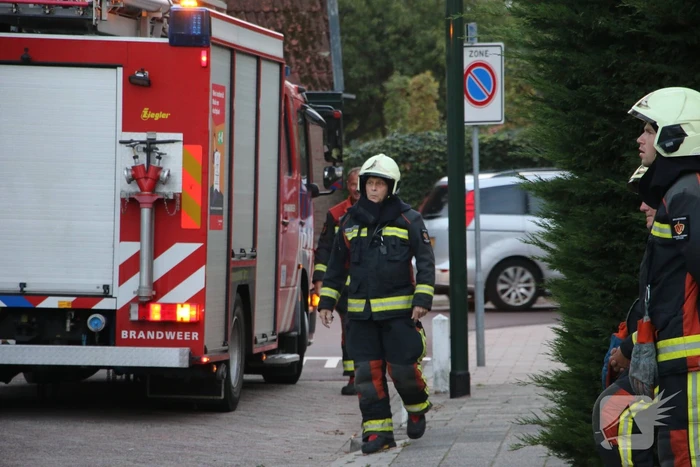 Met hoogwerker levensgevaarlijke takken verwijderd