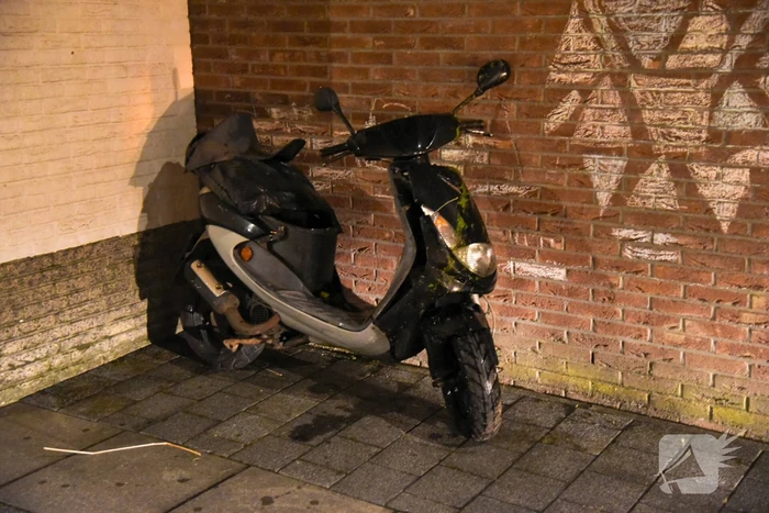 Gedumpte scooter in sloot aangetroffen