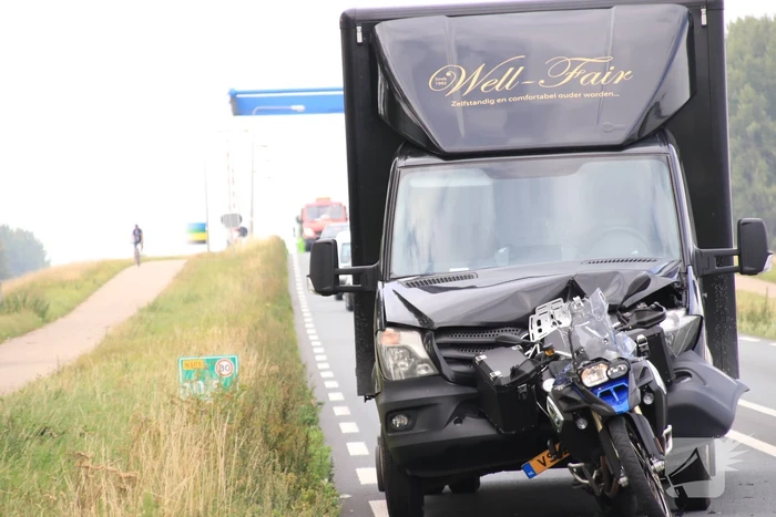Bestelbus botst achter op motor
