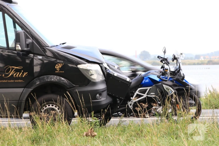 Bestelbus botst achter op motor