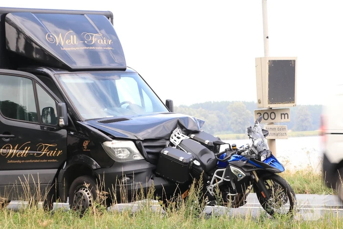 Bestelbus botst achter op motor