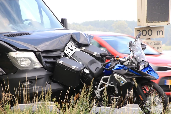 Bestelbus botst achter op motor