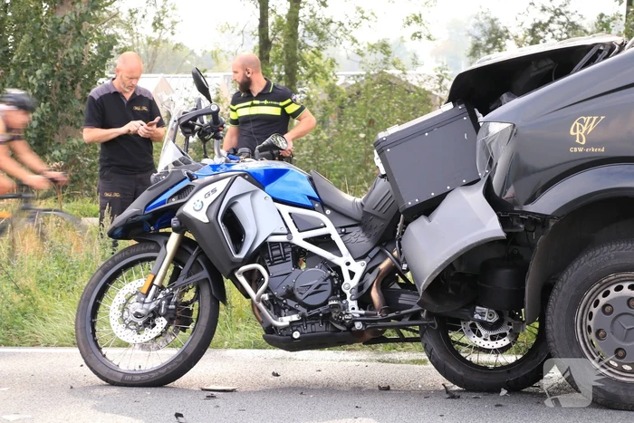 Bestelbus botst achter op motor