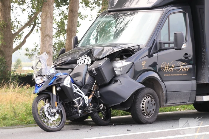 Bestelbus botst achter op motor