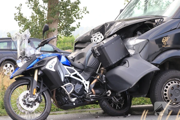Bestelbus botst achter op motor