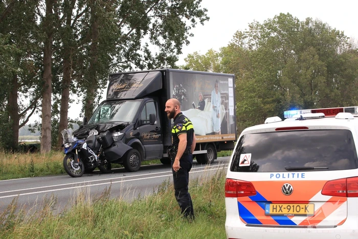 Bestelbus botst achter op motor