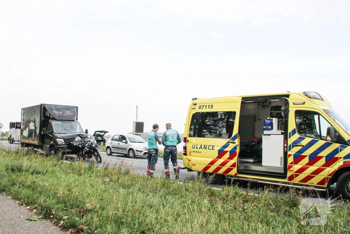 Bestelbus botst achter op motor
