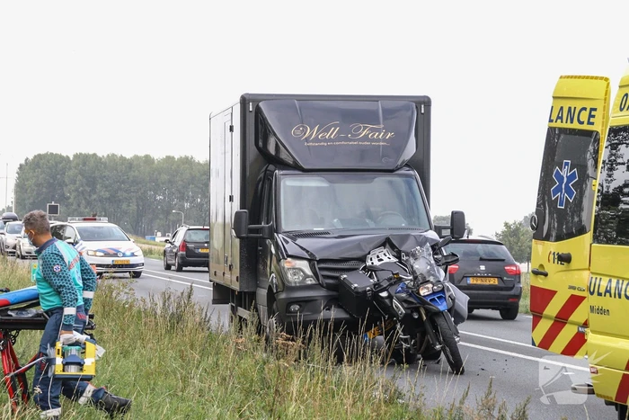 Bestelbus botst achter op motor
