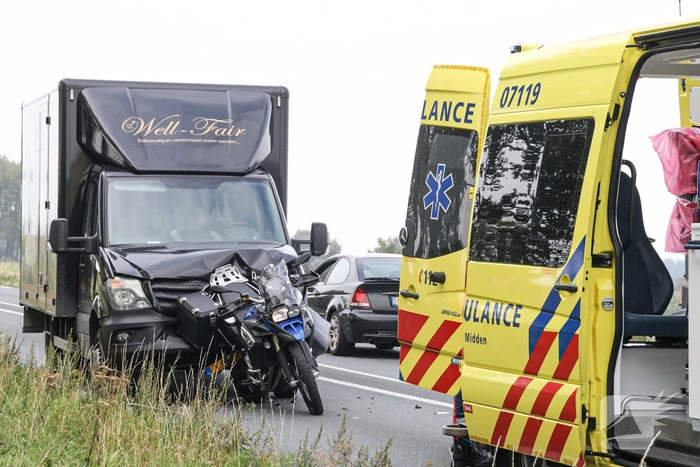 Bestelbus botst achter op motor