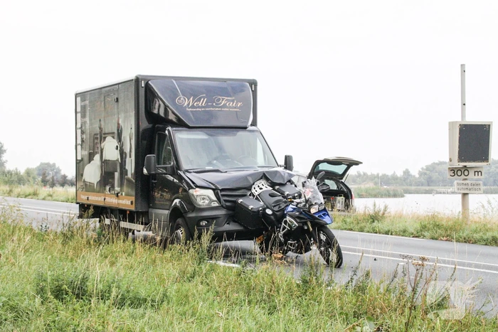 Bestelbus botst achter op motor
