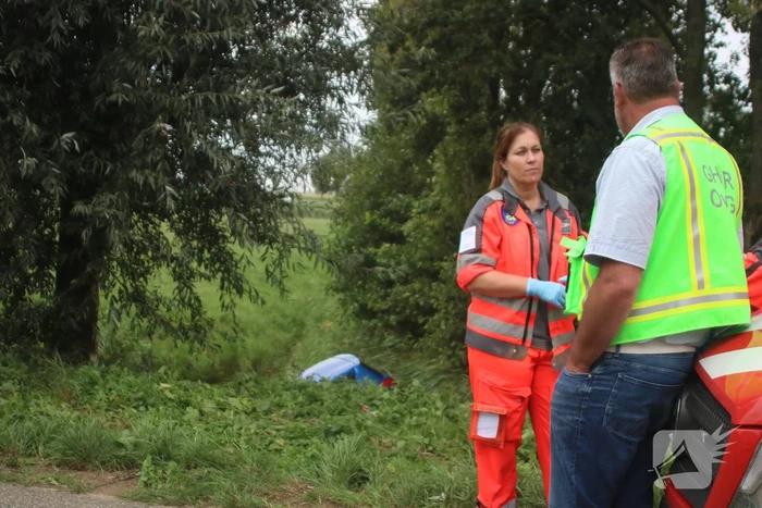 Auto raakt van de weg en belandt in het water