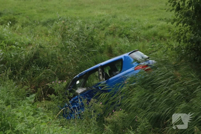 Auto raakt van de weg en belandt in het water
