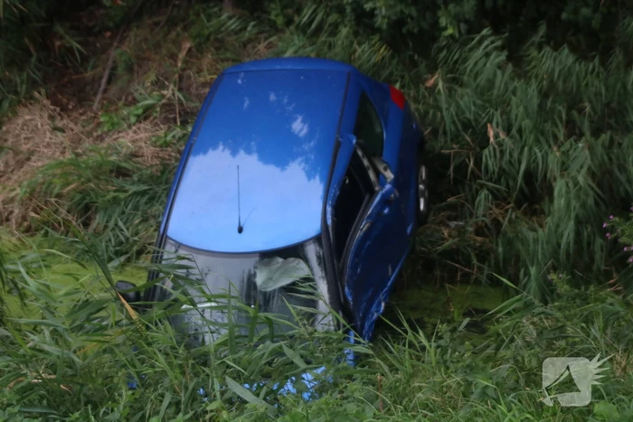 Auto raakt van de weg en belandt in het water
