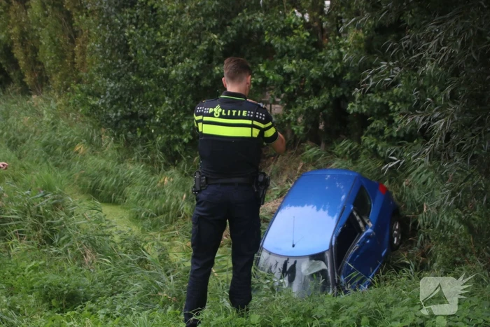 Auto raakt van de weg en belandt in het water