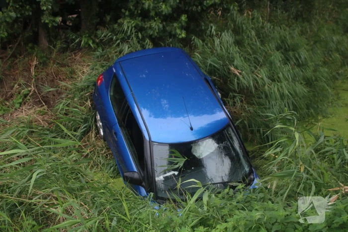 Auto raakt van de weg en belandt in het water