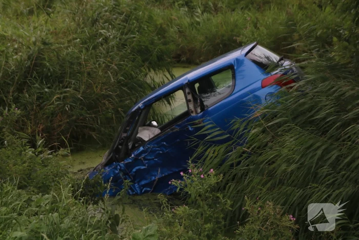 Auto raakt van de weg en belandt in het water