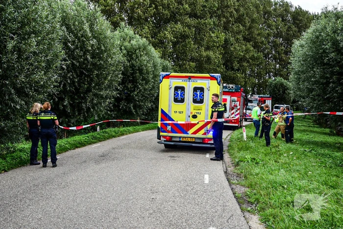 Auto raakt van de weg en belandt in het water