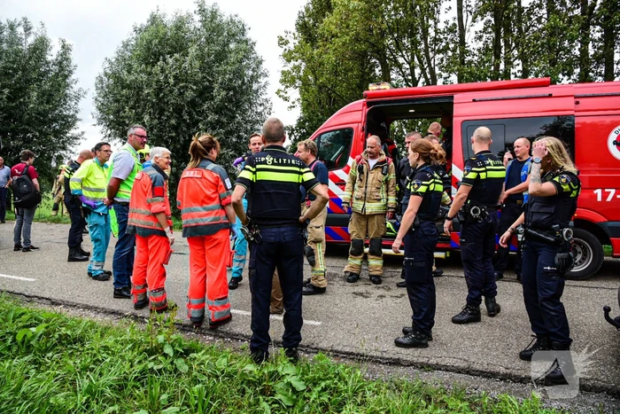 Auto raakt van de weg en belandt in het water