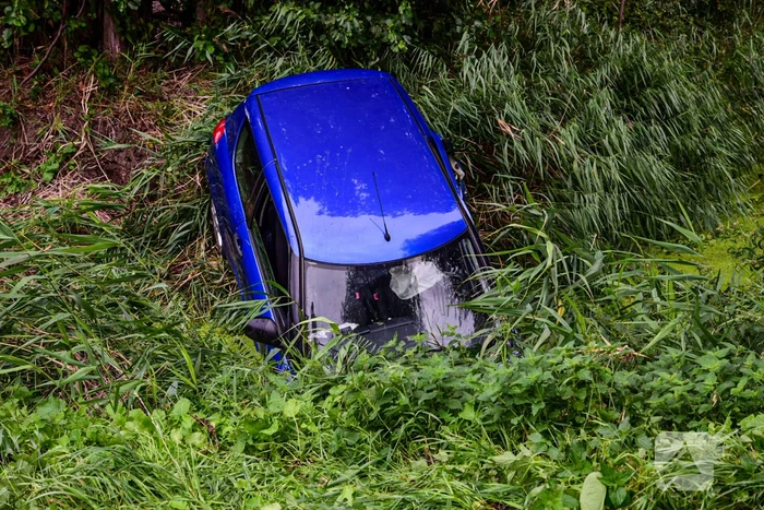 Auto raakt van de weg en belandt in het water