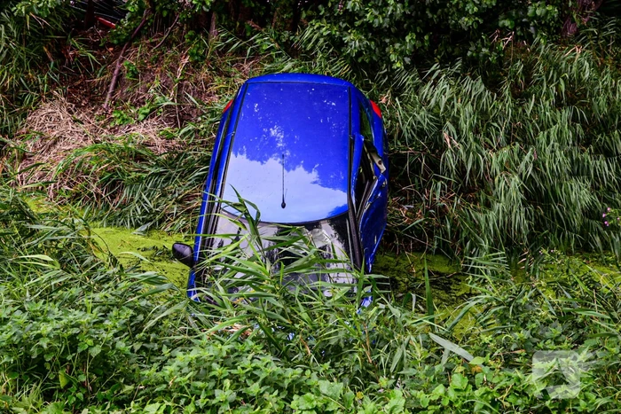 Auto raakt van de weg en belandt in het water