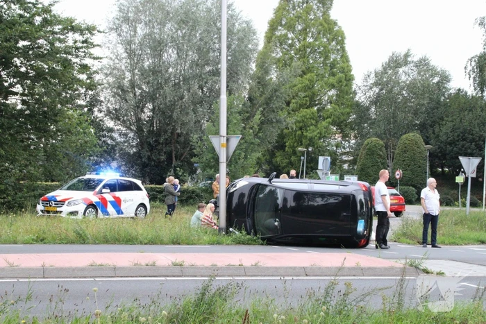 Auto belandt op zijn kant