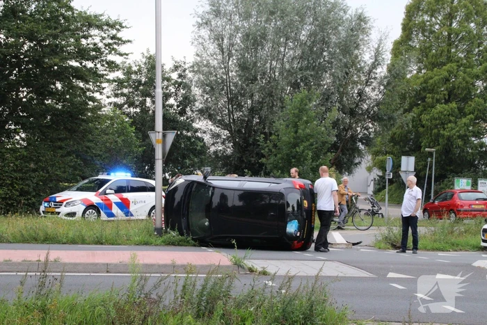 Auto belandt op zijn kant