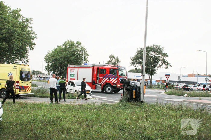 Auto belandt op zijn kant