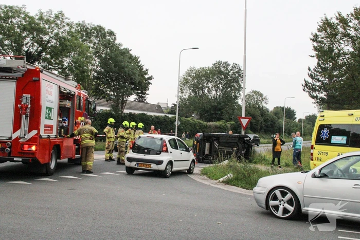 Auto belandt op zijn kant