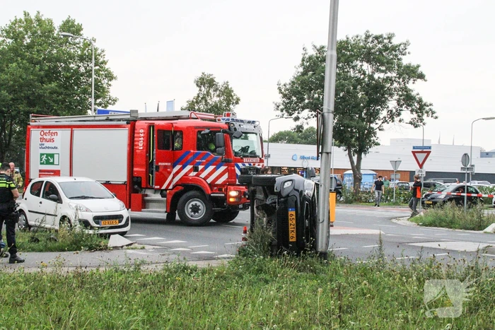 Auto belandt op zijn kant