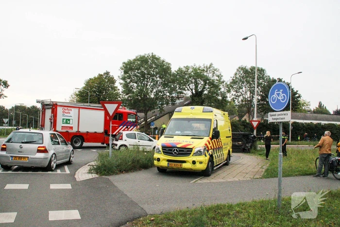 Auto belandt op zijn kant