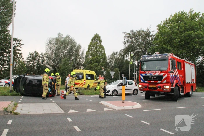 Auto belandt op zijn kant