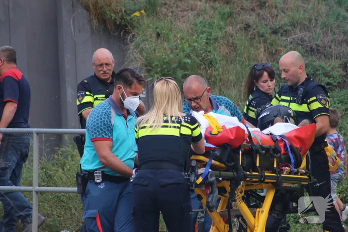 Motrijder raakt van de weg en belandt op fietspad