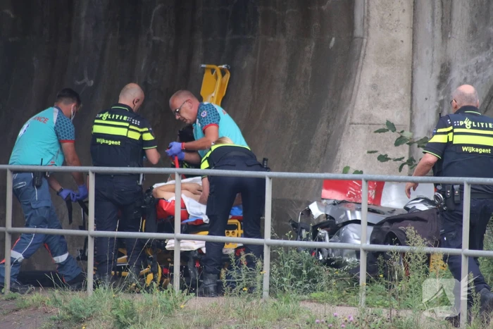Motrijder raakt van de weg en belandt op fietspad