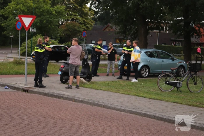 Scooterrijder botst op afslaande auto