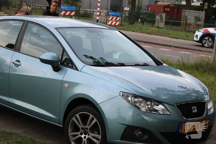 Scooterrijder botst op afslaande auto