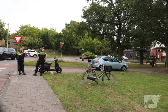 Scooterrijder botst op afslaande auto