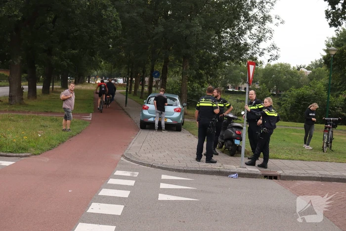 Scooterrijder botst op afslaande auto