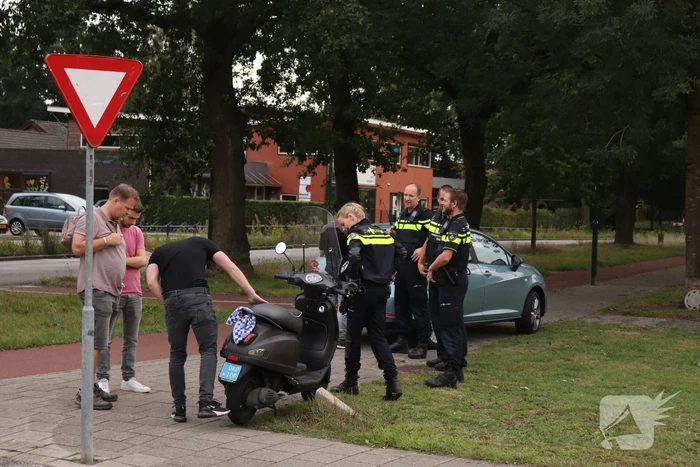 Scooterrijder botst op afslaande auto