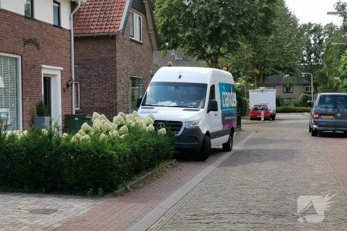Brandweer doet onderzoek naar gaslucht in woning