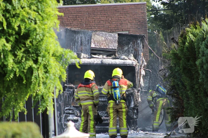 Vrachtwagen volledig verwoest door brand