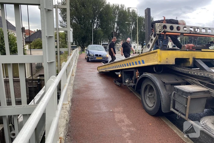 Auto botst tegen hek van brug