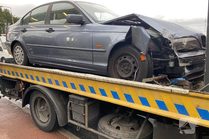 Auto botst tegen hek van brug