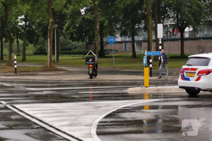 Bezorger aangereden door bestelbus