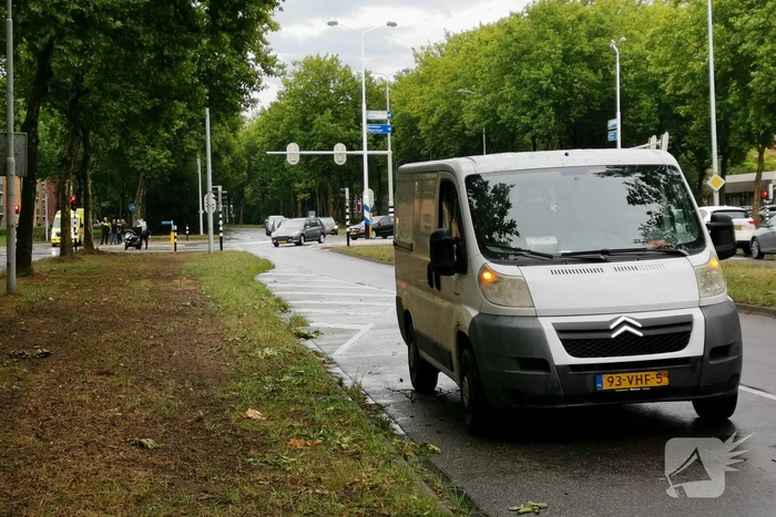 Bezorger aangereden door bestelbus