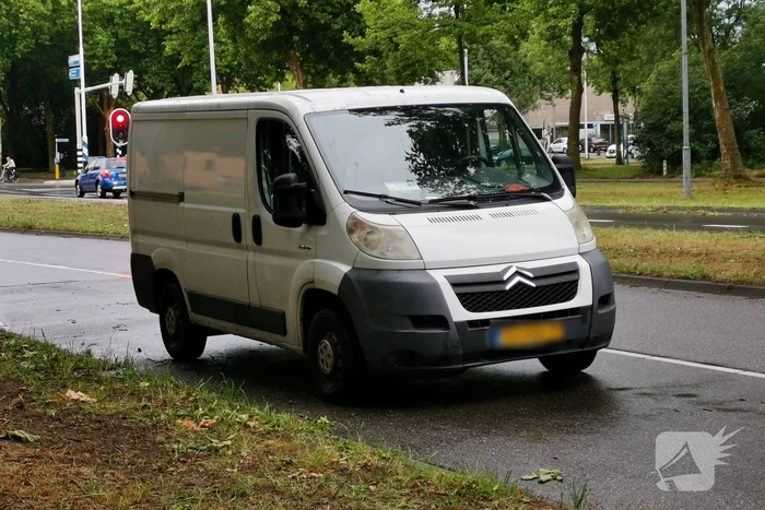 Bezorger aangereden door bestelbus