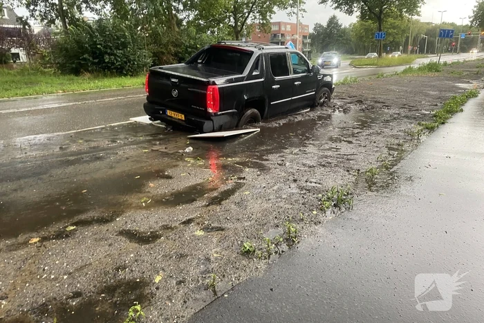 Chevrolet pickup komt vast te zitten in blubber