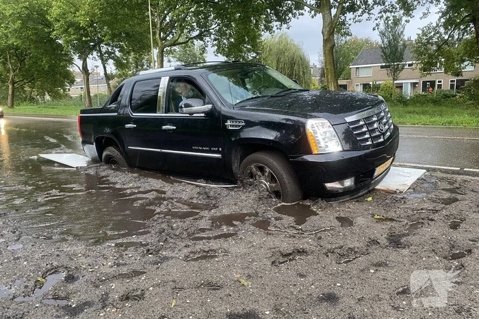 Chevrolet pickup komt vast te zitten in blubber